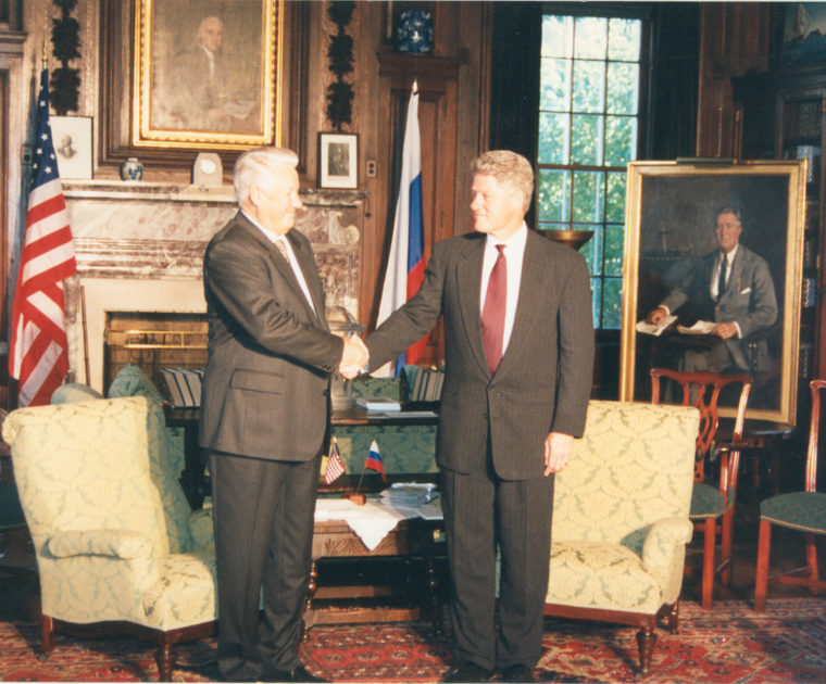 President Bill Clinton and Russian President Boris Yeltsin 9070647448