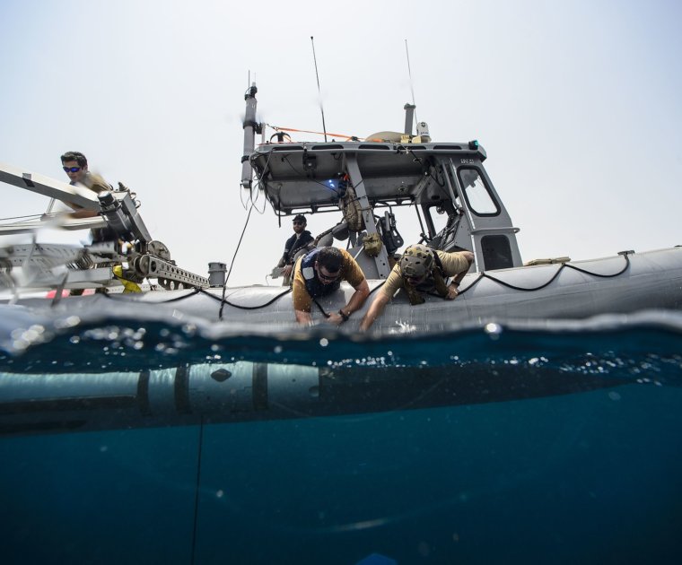 Mk 18 Mod 2 UUV launch from rigid hull inflatable boat 1